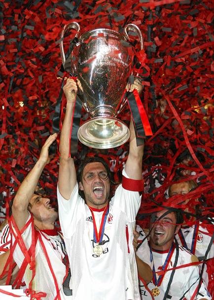 Manchester 2003, Paolo Maldini alza la Coppa Campioni vinto dal Milan contro la Juventus. Ap